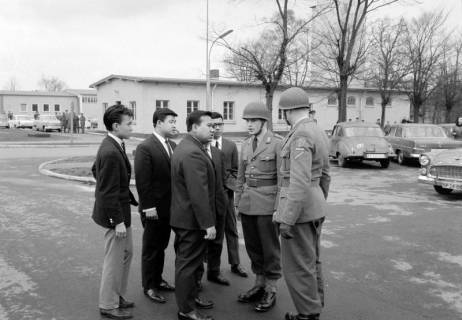 ARH NL Dierssen 1438/0001, Trauerfeier nach dem Schießunglück auf dem Truppenübungsplatz Bergen-Hohne am 9. April 1964, Münster, 1964