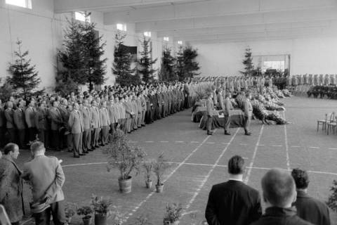 ARH NL Dierssen 1438/0007, Trauerfeier nach dem Schießunglück auf dem Truppenübungsplatz Bergen-Hohne am 9. April 1964, Münster, 1964