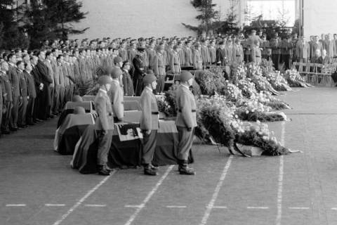 ARH NL Dierssen 1438/0009, Trauerfeier nach dem Schießunglück auf dem Truppenübungsplatz Bergen-Hohne am 9. April 1964, Münster, 1964