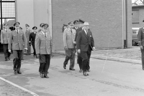 ARH NL Dierssen 1438/0016, Trauerfeier nach dem Schießunglück auf dem Truppenübungsplatz Bergen-Hohne am 9. April 1964, Münster, 1964