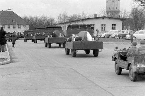 ARH NL Dierssen 1438/0021, Trauerfeier nach dem Schießunglück auf dem Truppenübungsplatz Bergen-Hohne am 9. April 1964, Münster, 1964