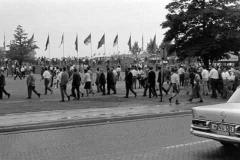 ARH NL Dierssen 1446/0025, Menschen strömen ins Niedersachsenstadion, Hannover, wohl 1964