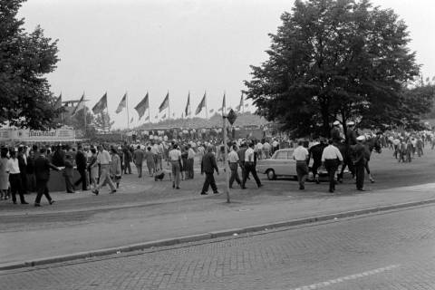 ARH NL Dierssen 1446/0026, Menschen strömen ins Niedersachsenstadion, Hannover, wohl 1964