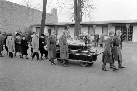 ARH NL Dierssen 1477/0006, Beisetzung des Soldaten Arnoldi, Schwelm, zwischen 1964/1965