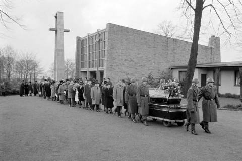 ARH NL Dierssen 1477/0007, Beisetzung des Soldaten Arnoldi, Schwelm, zwischen 1964/1965