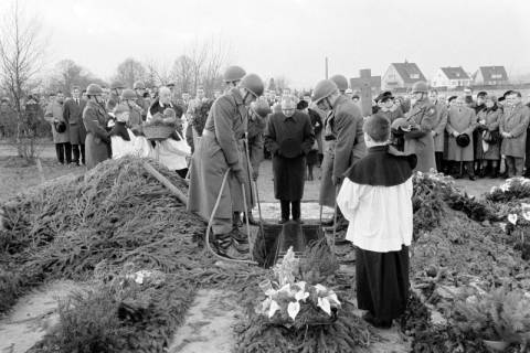 ARH NL Dierssen 1477/0010, Beisetzung des Soldaten Arnoldi, Schwelm, zwischen 1964/1965