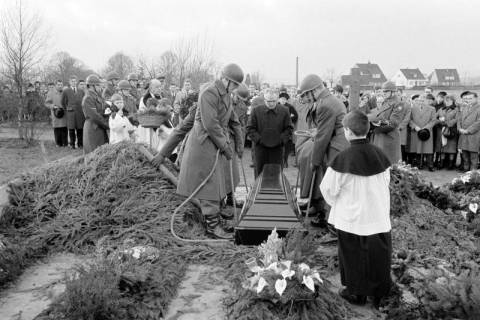 ARH NL Dierssen 1477/0011, Beisetzung des Soldaten Arnoldi, Schwelm, zwischen 1964/1965