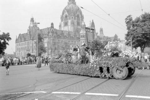 ARH NL Dierssen 1536/0006, Schützenausmarsch vor dem Neuen Rathaus, Hannover, 1966