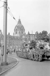 ARH NL Dierssen 1536/0012, Schützenausmarsch vor dem Neuen Rathaus, Hannover, 1966