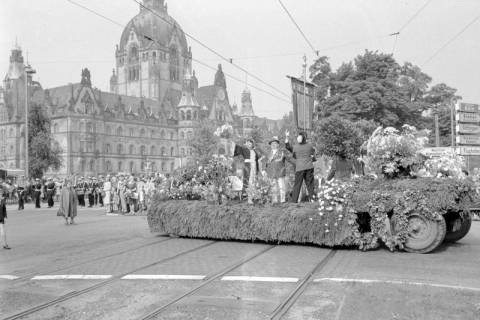 ARH NL Dierssen 1536/0013, Schützenausmarsch vor dem Neuen Rathaus, Hannover, 1966