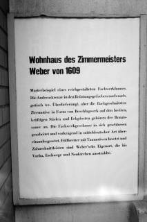 ARH NL Dierssen 1543/0032, Schild "Wohnhaus des Zimmermeisters Weber von 1609" beim Schloss Eichhof?, Bad Hersfeld, 1966