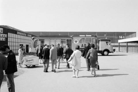 ARH NL Dierssen 1544/0006, Restaurant Berlin und ADAC-Fahrzeug auf dem Messegelände?, Hannover, 1966