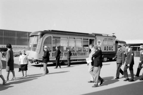 ARH NL Dierssen 1544/0011, ADAC-Fahrzeug auf dem Messegelände?, Hannover, 1966