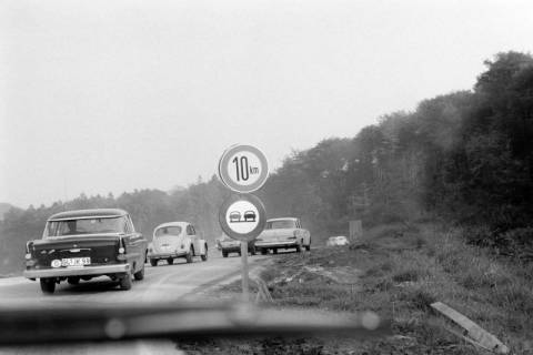 ARH NL Dierssen 1545/0012, Verkehrsschilder Überholverbot/10 km, 1966