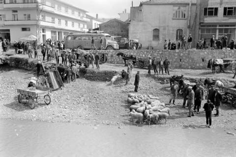 ARH NL Dierssen 1560/0020, Markt im Flussbett, Söke, 1967