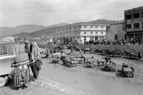 ARH NL Dierssen 1561/0002, Markt im Flussbett, Söke, 1967