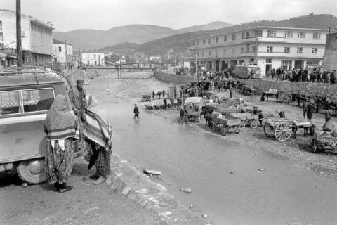 ARH NL Dierssen 1561/0003, Markt im Flussbett, Söke, 1967