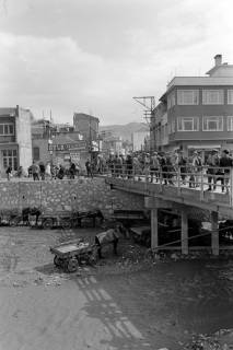 ARH NL Dierssen 1561/0004, Markt im Flussbett, Söke, 1967