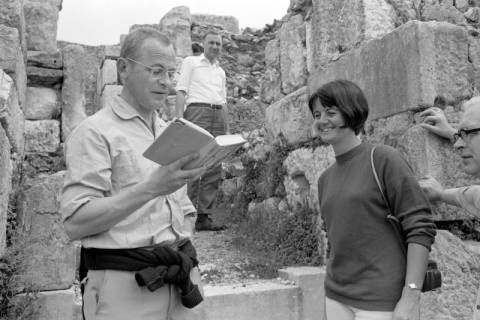 ARH NL Dierssen 1561/0009, Mann mit Türkei-Reiseführer und Frau in Priene, 1967