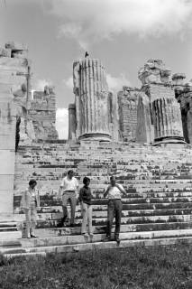 ARH NL Dierssen 1561/0003, Treppen an der Ostseite des Innenhofs des Apollon-Tempels von Didyma, Didim, 1967