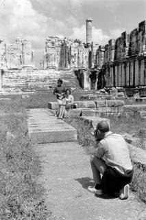 ARH NL Dierssen 1561/0006, Zwei junge Frauen werden im Innenhof des Apollon-Tempels von Didyma fotografiert, Didim, 1967