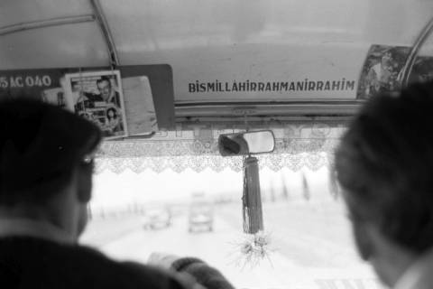 ARH NL Dierssen 1564/0025, Innenraum eines türkischen Busses mit Schriftzug "Bismillahirrahmanirrahim", 1967