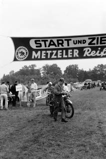 ARH NL Dierssen 1574/0016, Harz-Heide-Fahrt für Motorräder, Truppenübungsplatz Munster, 1967