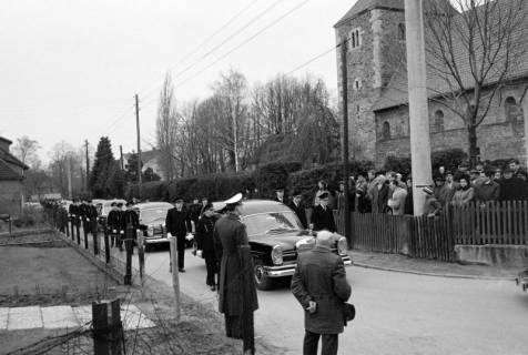 ARH NL Dierssen 1590/0001, Beisetzung nach dem Sprengstoffunglück in der Grube Lengede-Broistedt, 1968