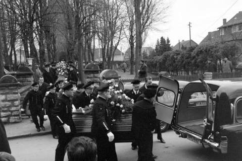 ARH NL Dierssen 1590/0002, Beisetzung nach dem Sprengstoffunglück in der Grube Lengede-Broistedt, 1968