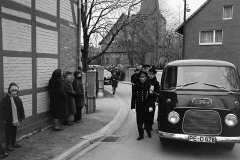 ARH NL Dierssen 1590/0004, Beisetzung nach dem Sprengstoffunglück in der Grube Lengede-Broistedt, 1968