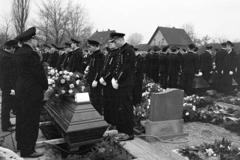 ARH NL Dierssen 1590/0008, Beisetzung nach dem Sprengstoffunglück in der Grube Lengede-Broistedt, 1968