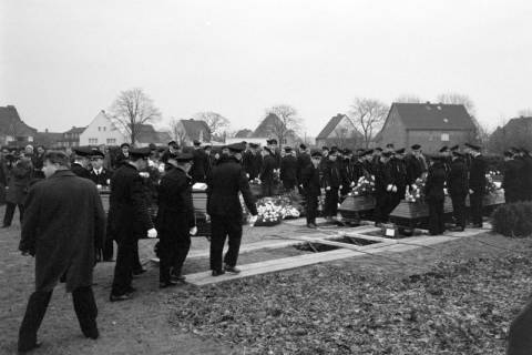 ARH NL Dierssen 1590/0009, Beisetzung nach dem Sprengstoffunglück in der Grube Lengede-Broistedt, 1968