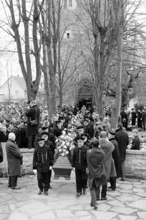 ARH NL Dierssen 1590/0011, Beisetzung nach dem Sprengstoffunglück in der Grube Lengede-Broistedt, 1968