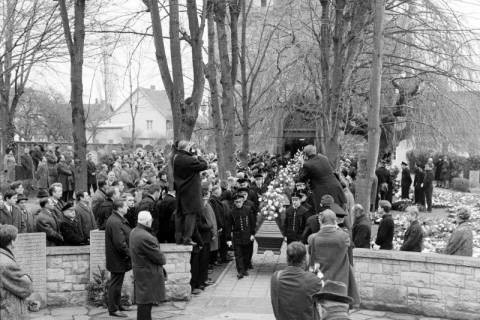 ARH NL Dierssen 1590/0012, Beisetzung nach dem Sprengstoffunglück in der Grube Lengede-Broistedt, 1968