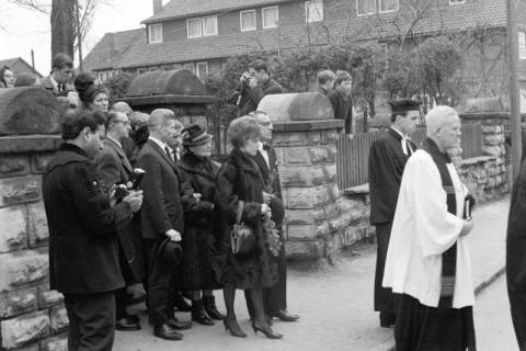 ARH NL Dierssen 1590/0013, Beisetzung nach dem Sprengstoffunglück in der Grube Lengede-Broistedt, 1968