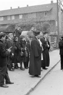 ARH NL Dierssen 1590/0014, Beisetzung nach dem Sprengstoffunglück in der Grube Lengede-Broistedt, 1968