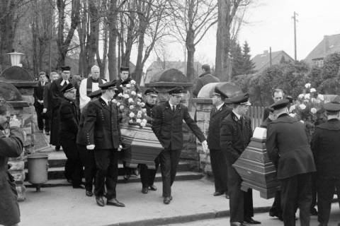 ARH NL Dierssen 1590/0015, Beisetzung nach dem Sprengstoffunglück in der Grube Lengede-Broistedt, 1968