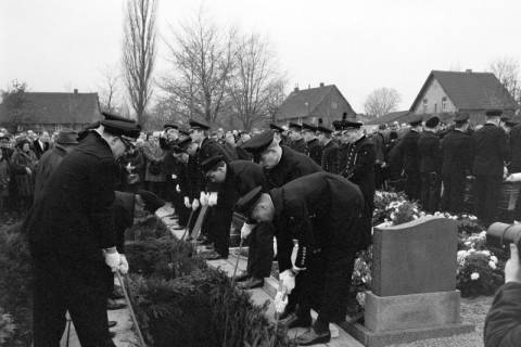 ARH NL Dierssen 1590/0017, Beisetzung nach dem Sprengstoffunglück in der Grube Lengede-Broistedt, 1968