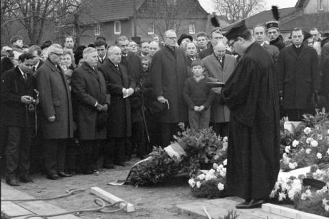 ARH NL Dierssen 1590/0020, Beisetzung nach dem Sprengstoffunglück in der Grube Lengede-Broistedt, 1968