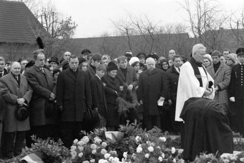 ARH NL Dierssen 1591/0003, Beisetzung nach dem Sprengstoffunglück in der Grube Lengede-Broistedt, 1968