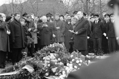 ARH NL Dierssen 1591/0005, Beisetzung nach dem Sprengstoffunglück in der Grube Lengede-Broistedt, 1968