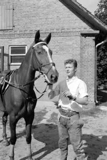 ARH NL Dierssen 1610/0001, Springreiter Hermann Schridde mit einem Pferd, Meißendorf, zwischen 1968/1969