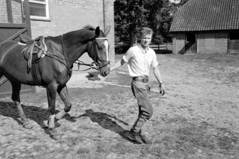 ARH NL Dierssen 1611/0005, Springreiter Hermann Schridde mit einem Pferd, Meißendorf, zwischen 1968/1969