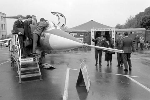 ARH NL Dierssen 1617/0002, "81-jährige Oma flog mit der Luftwaffe", Paderborn, 1968