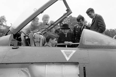 ARH NL Dierssen 1617/0005, "81-jährige Oma flog mit der Luftwaffe", Paderborn, 1968