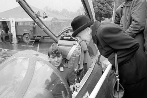 ARH NL Dierssen 1617/0006, "81-jährige Oma flog mit der Luftwaffe", Paderborn, 1968