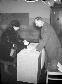 ARH NL Dierssen G 98, Wahlurnen in der Schule, Springe, 1949
