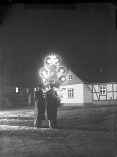 ARH NL Dierssen G 113, Weihnachtsbaum am Rathaus, Springe, 1949