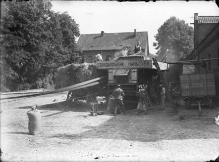 ARH NL Dierssen G 145 , Dreschen auf dem Domänenhof, Springe, 1949
