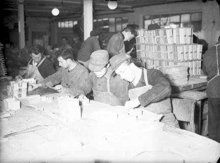 ARH NL Dierssen G 147, Kriegsbeschädigte basteln Spielzeug bei Casala, Lauenau, 1949